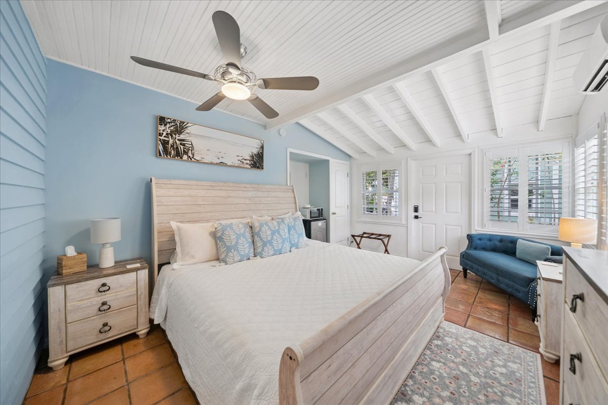 Sunset suite with one king bed