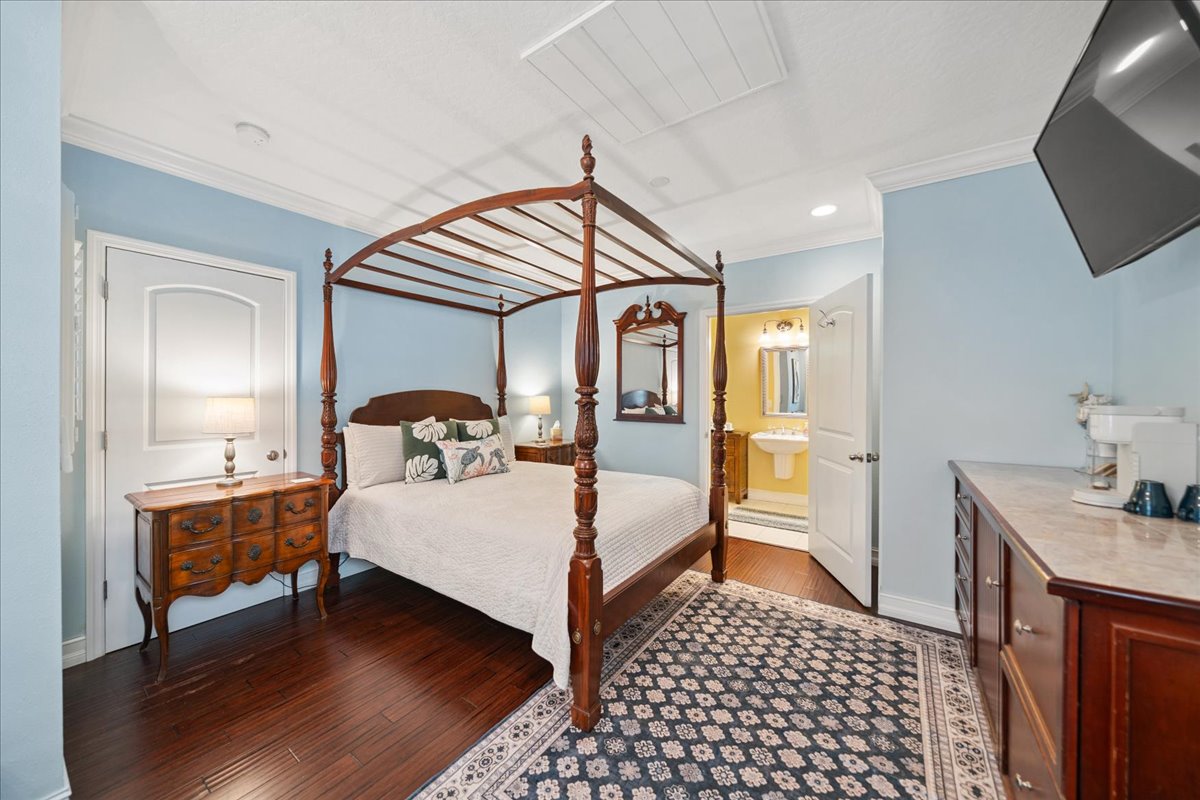 Queen bed in Tree Top Loft